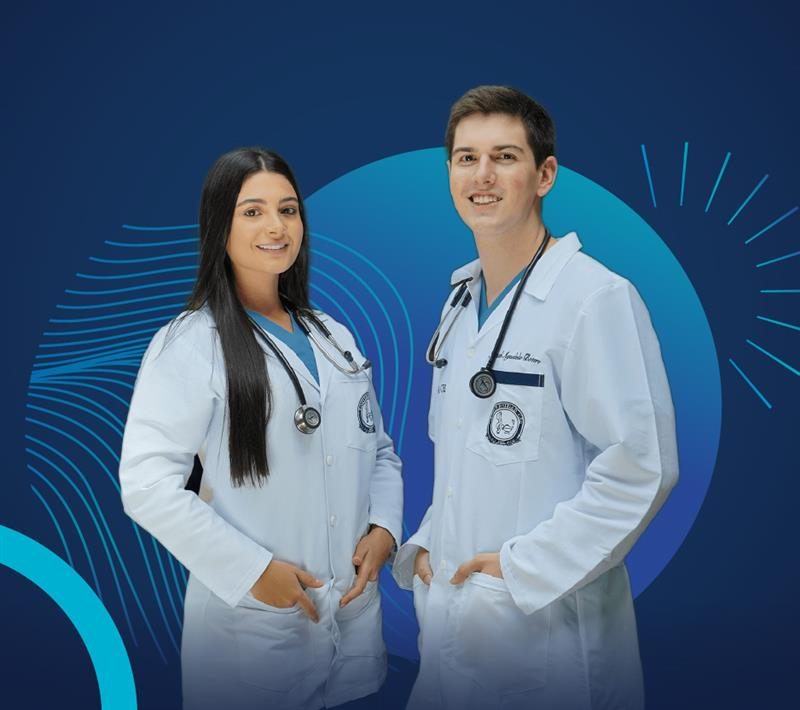 Dos personas con batas blancas y estetoscopios posando frente a un fondo azul con elementos gráficos circulares.