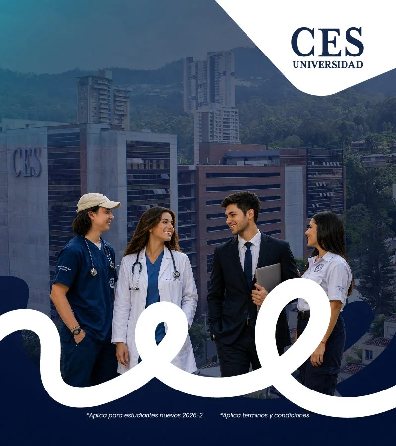 La imagen muestra un afiche institucional de la Universidad CES. En primer plano aparecen cuatro personas caminando juntas y conversando, vestidas con ropa asociada a áreas de salud y trabajo profesional, como batas médicas, uniformes clínicos y traje formal. Al fondo se observa el campus universitario con edificios modernos rodeados de vegetación y una ciudad en ladera. En la esquina superior derecha se lee el logotipo “CES Universidad”.
