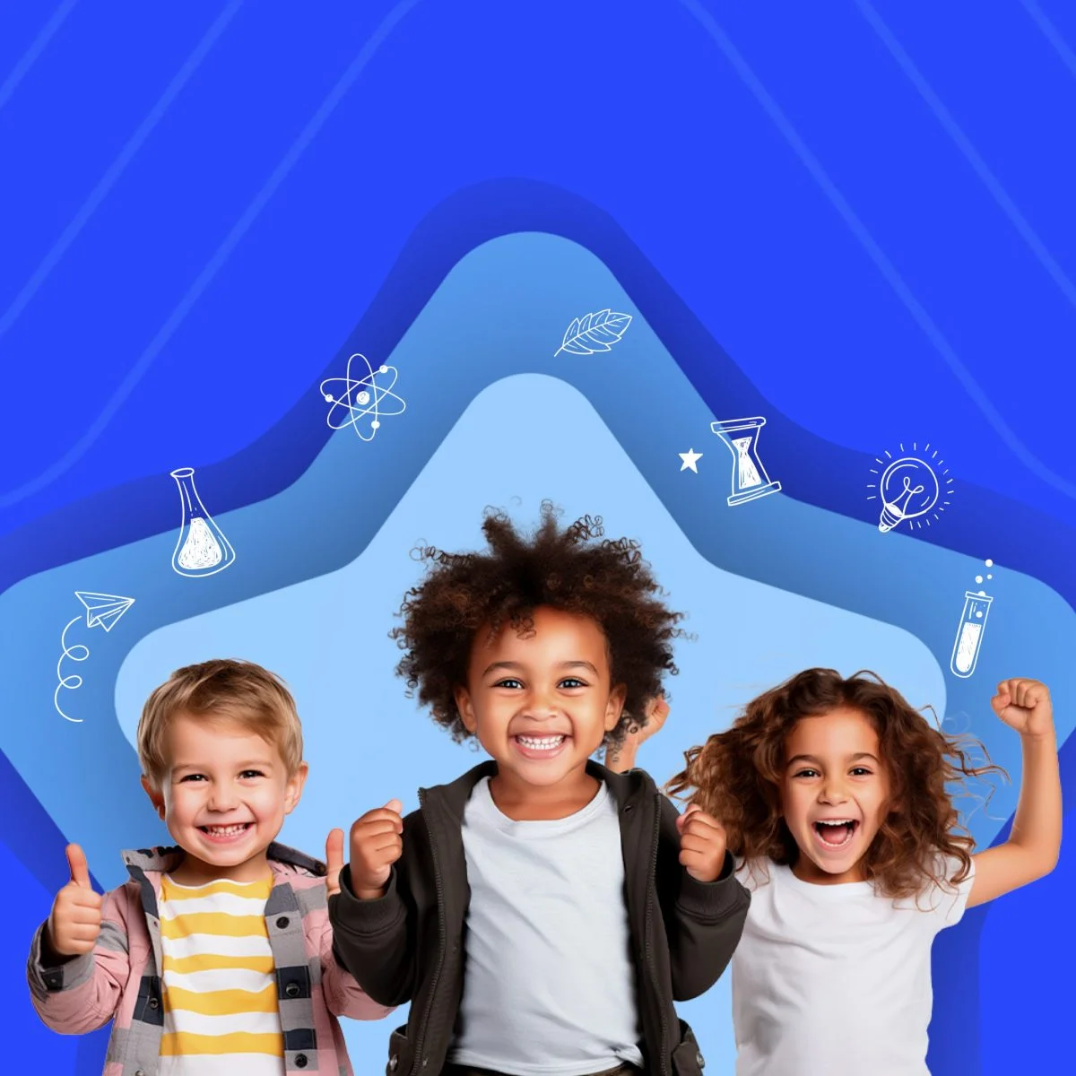 Tres niños posan frente a un fondo azul con ilustraciones de ciencia, levantando los brazos y mostrando gestos de entusiasmo.