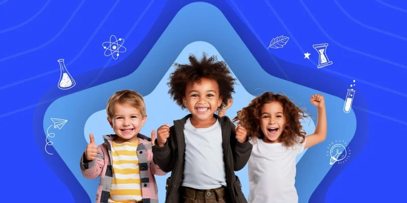 Tres niños posan frente a un fondo azul con ilustraciones de ciencia, levantando los brazos y mostrando gestos de entusiasmo.