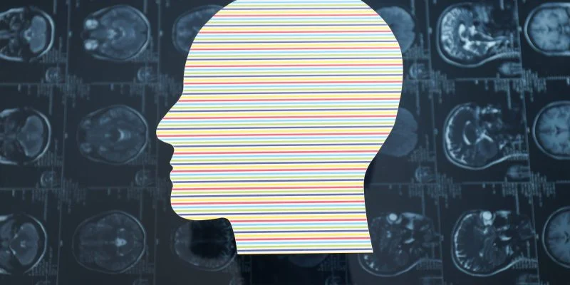 Silueta de una cabeza humana con líneas de colores en su interior, sobre un fondo de imágenes médicas del cerebro tipo resonancia.