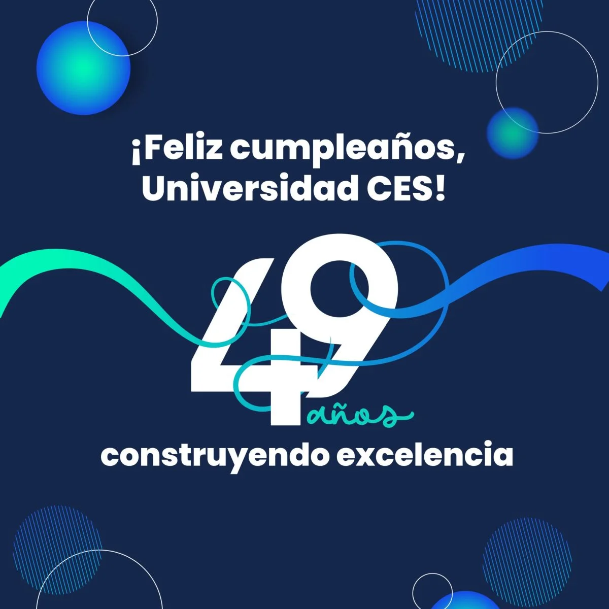 Banner conmemorativo de la Universidad CES sobre fondo azul oscuro. El texto principal dice: “¡Feliz cumpleaños, Universidad CES!”. En el centro aparece el número “49” acompañado de la palabra “años” y el mensaje “construyendo excelencia”. El diseño incluye líneas y formas decorativas en tonos azul y turquesa.