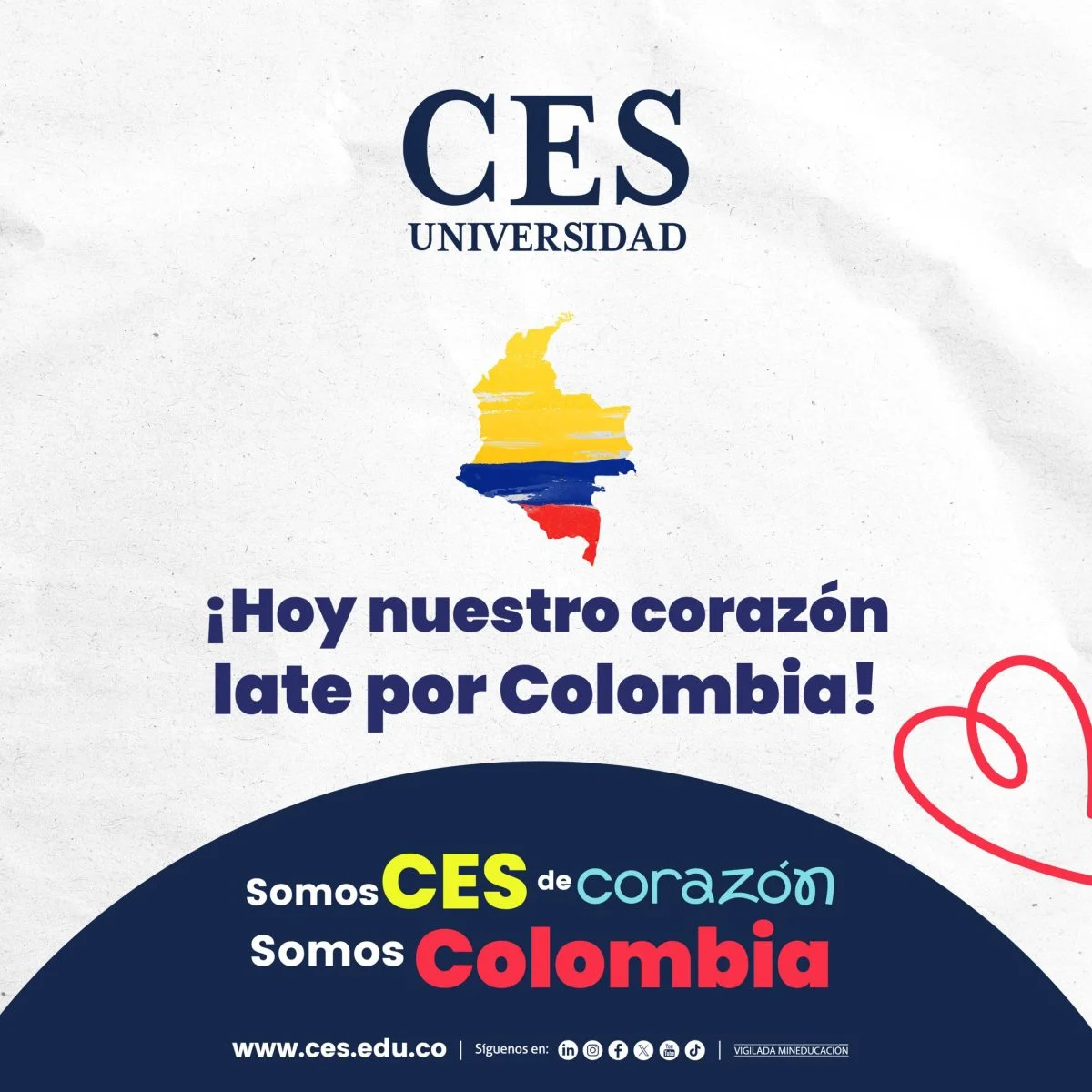 Afiche institucional de la Universidad CES con el mensaje “¡Hoy nuestro corazón late por Colombia!”. En el centro aparece la silueta de Colombia con los colores de la bandera nacional. En la parte inferior se lee: “Somos CES de corazón, Somos Colombia”, junto al sitio web y redes sociales de la universidad.