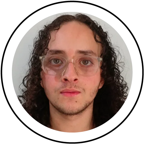 Persona en fotografía tipo retrato, centrada dentro de un marco circular, con cabello largo y rizado, vistiendo gafas de montura transparente, sobre un fondo claro uniforme.