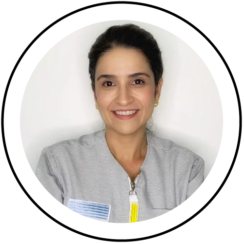 Persona en fotografía tipo retrato, centrada dentro de un marco circular, vistiendo una prenda gris clara con cierre frontal y detalles discretos, sobre un fondo claro uniforme.