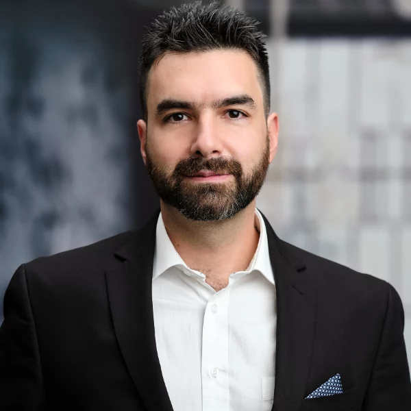 Hombre con barba en traje