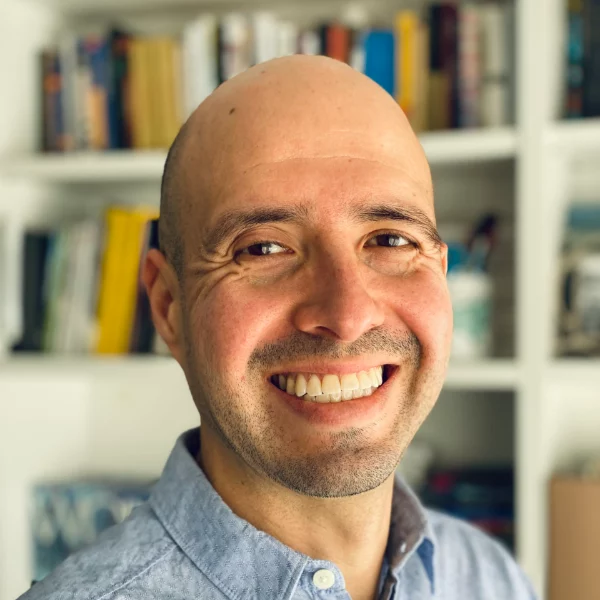 Hombre sonriente con camisa de rayas