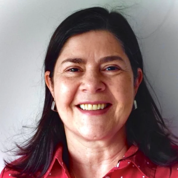 Mujer sonriente de cabello oscuro y camisa roja