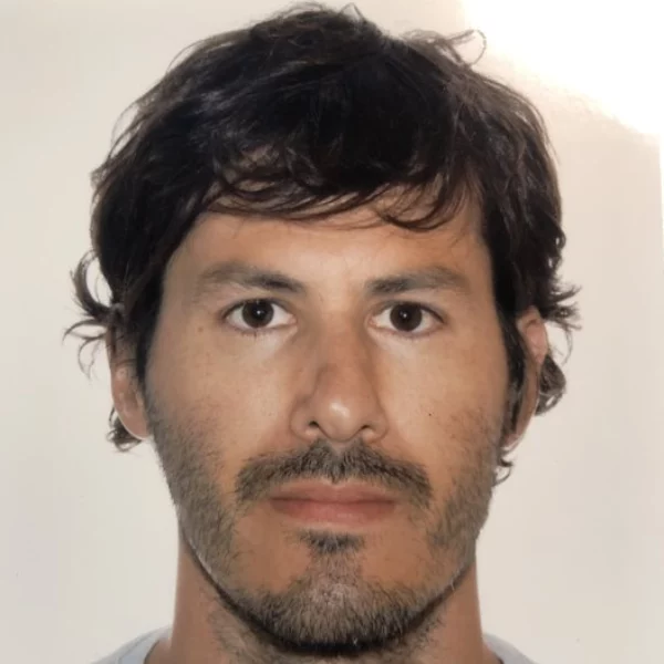 Hombre con cabello castaño y barba