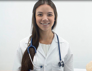 Persona con bata blanca y estetoscopio colgado en el cuello en un entorno clínico