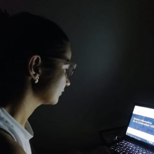 Consejos CES para evitar afectaciones en los ojos por la exposición a pantallas