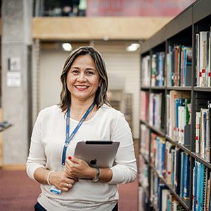 Decana de Enfermería elegida como investigadora destacada por USAID