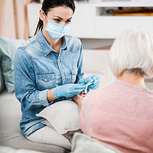 Mujeres cuidadoras tienen alta probabilidad de desgaste físico y emocional