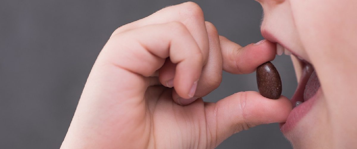 Consumo de azúcar y uso de pantallas digitales aumentó bruxismo en niños: estudio de Odontología CES