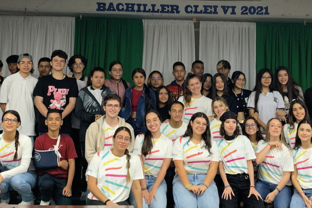 14 estudiantes CES enseñan inglés en colegio de la comuna 2 de Medellín