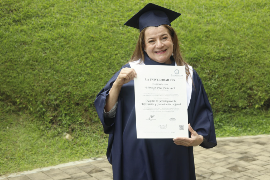 Maestra de TIC en salud grada a su primera estudiante internacional