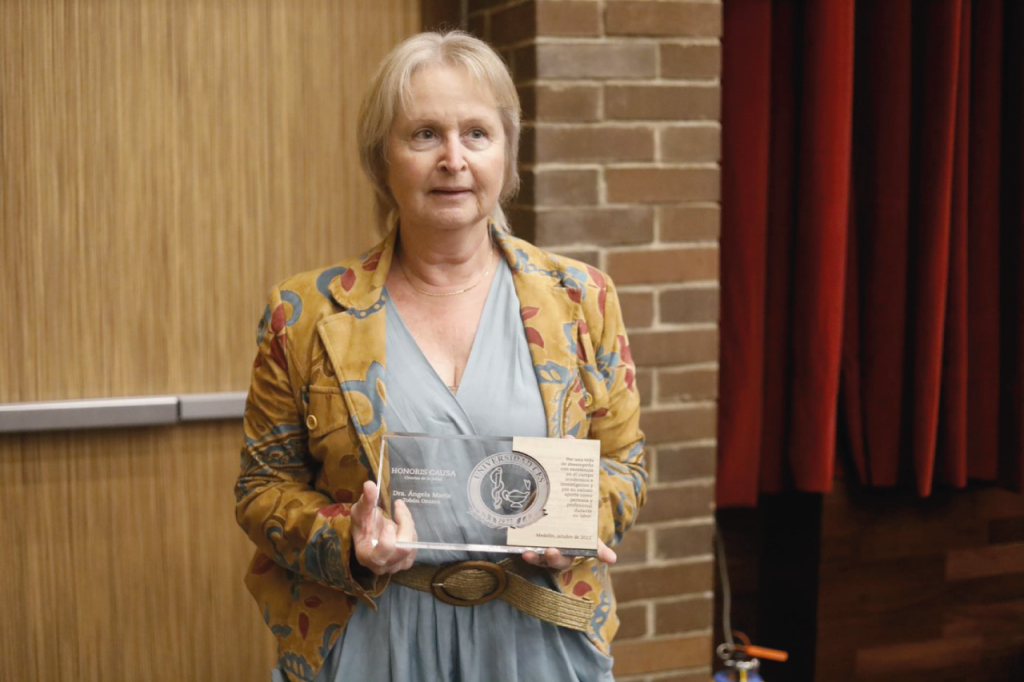 Dra. Ángela Tobón Orozco recibió el título Doctora honoris causa en ciencias de la salud de la Universidad CES