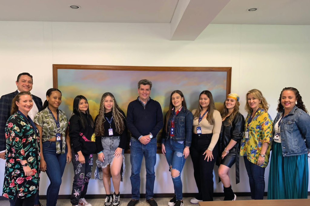 Sin pasar a la U, jóvenes ya cursan materias de carreras profesionales en la Universidad CES