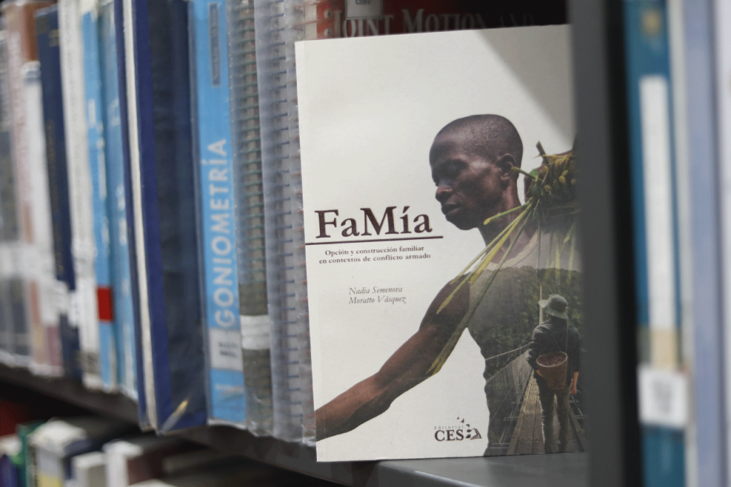 Docente de Psicología presenta el libro FaMía, una visión de familia de los excombatientes de grupos armados