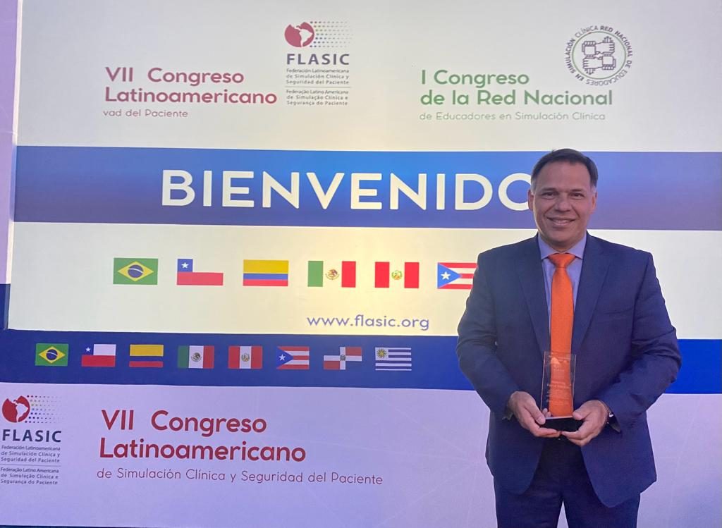 Médico colombiano es premiado por su trabajo en anestesiología por la Federación Latinoamericana de Simulación Clínica y Seguridad del Paciente (FLASIC)