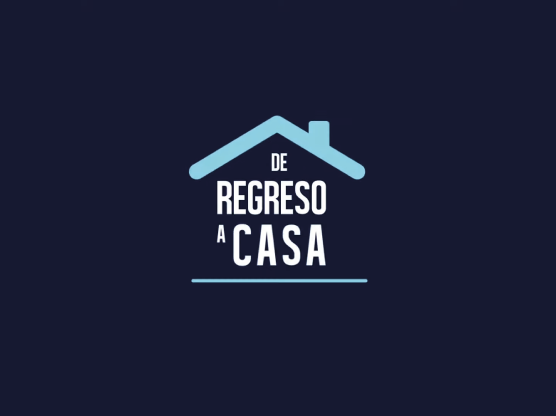 Fondo azul oscuro con el dibujo de una casa en color celeste. Dentro de la silueta está el texto en mayúsculas: “DE REGRESO A CASA”.