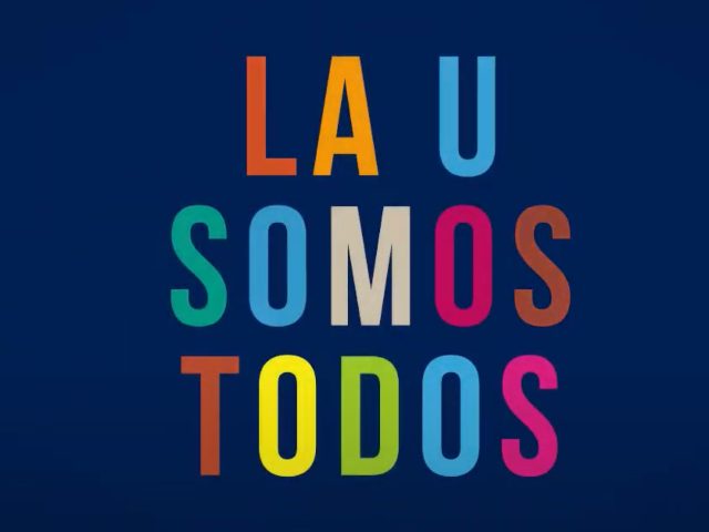 Fondo azul con texto en letras grandes y coloridas que dice: “LA U SOMOS TODOS”.