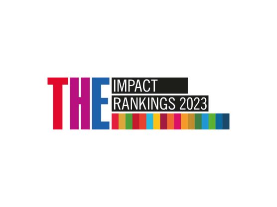 Logotipo de THE Impact Rankings 2023 con texto en colores y una franja multicolor en la parte inferior.