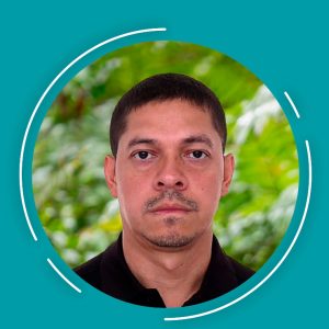 Persona con camiseta oscura aparece enmarcada por un diseño circular sobre fondo azul, con vegetación verde difusa en la parte posterior.